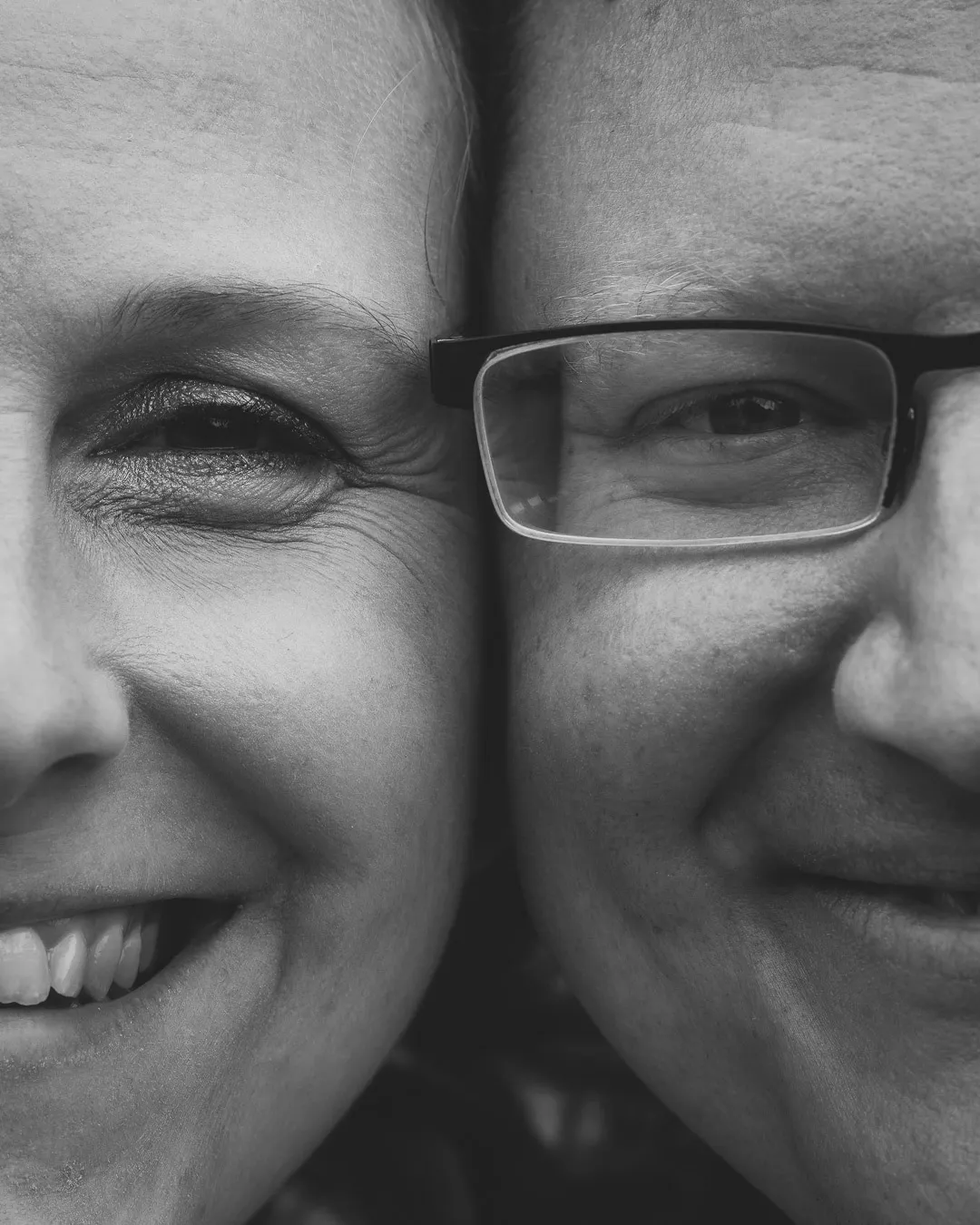 hochzeitsfotograf-wolfsburg-gesichter Nahaufnahme von 2 Gesichtshälften eines Brautpaares