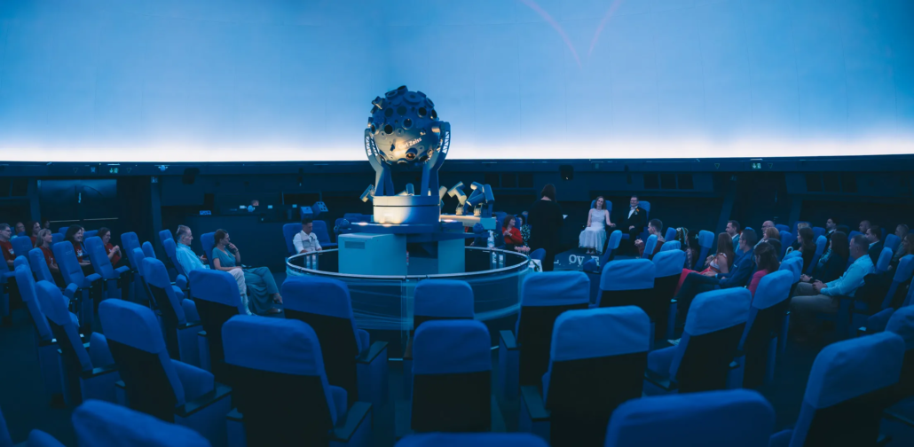Hochzeitsfotograf Wolfsburg Panorama Planetarium Eine Panorama-Aufnahme des Planetarium Wolfsburg während einer Trauung, fotografiert von Hochzeitsfotograf Wolfsburg
