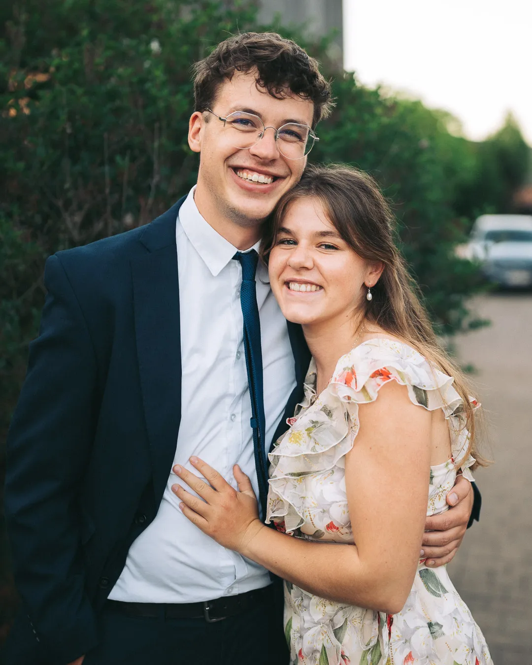 hochzeitsfotograf-wolfsburg-verliebte Ein verliebtes Paar posiert für den Hochzeitsfotografen und lächelt dabei in die Kamera