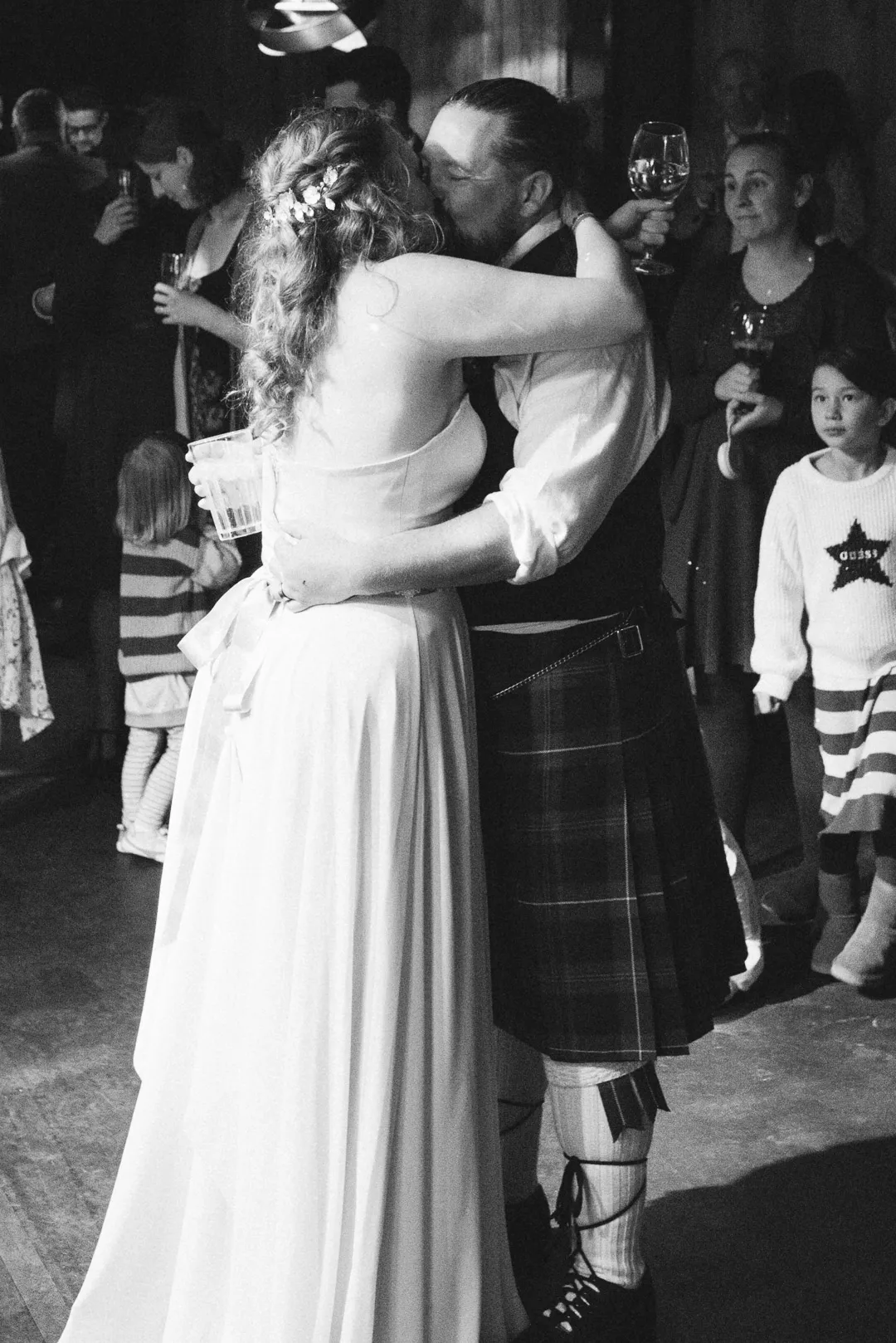 hochzeitsfotograf-wolfsburg-hochzeitsfeier-farminn-wittingen-54 Hochzeitsreportage der Hochzeitsfeier im FarmInn Kakerbeck