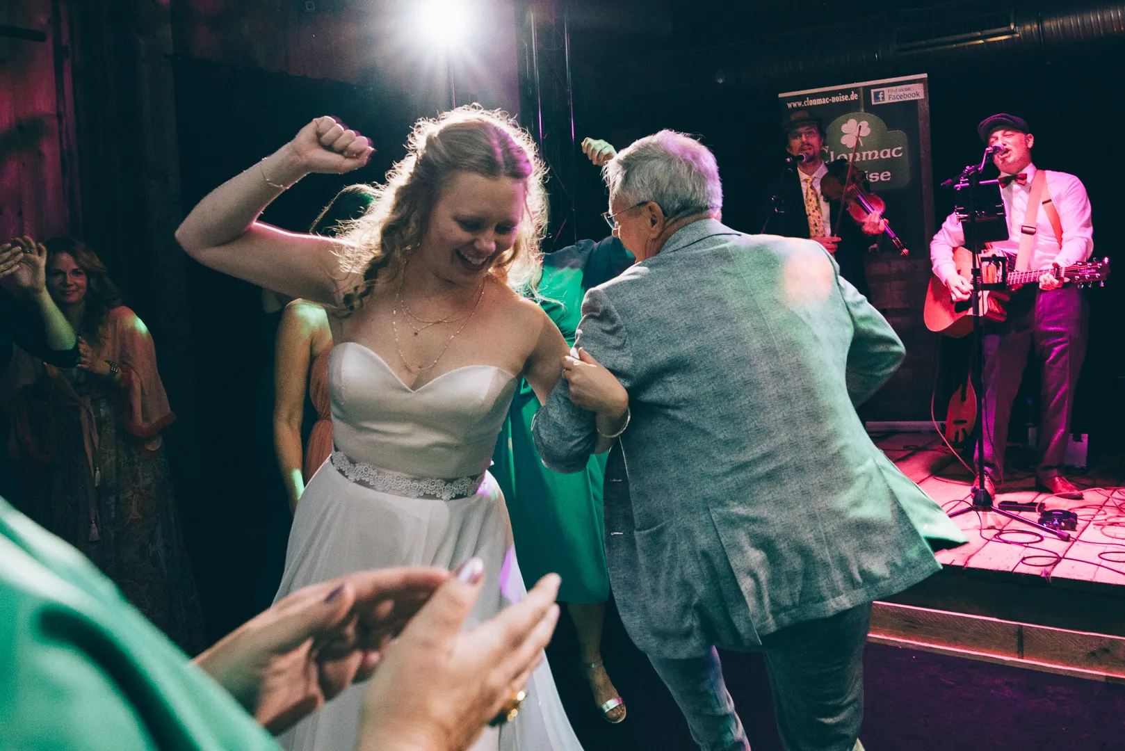 hochzeitsfotograf-wolfsburg-hochzeitsfeier-farminn-wittingen-60 Hochzeitsreportage der Hochzeitsfeier im FarmInn Kakerbeck