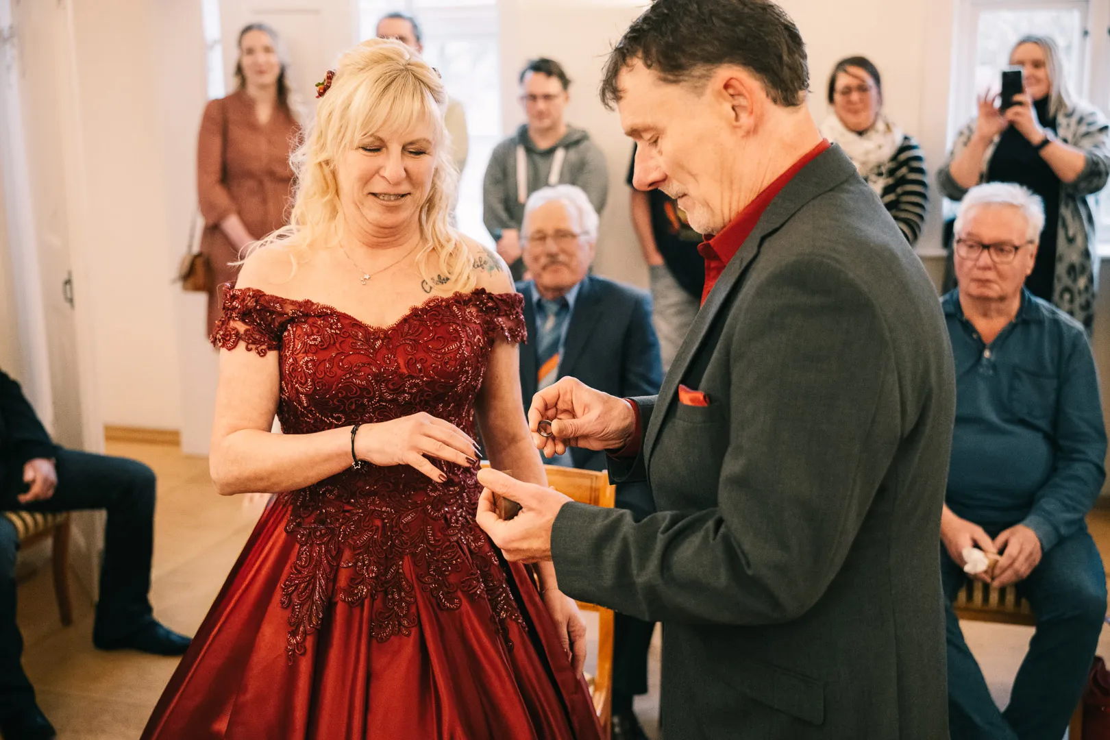 hochzeitsfotograf-wolfsburg-trauung-im-schloss-fallersleben-128 Hochzeitsreportage im Standesamt Schloss Fallersleben