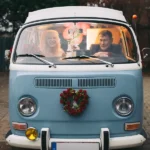 Hochzeitspaar Caro und Dirk in einem alten VW T1 Bus bei einem Fotoshooting zu ihrer Hochzeit in Wolfsburg