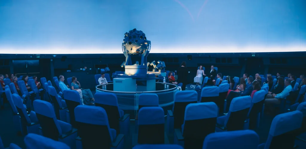 Panoramaaufnahme im Planetarium Wolfsburg während einer Trauung