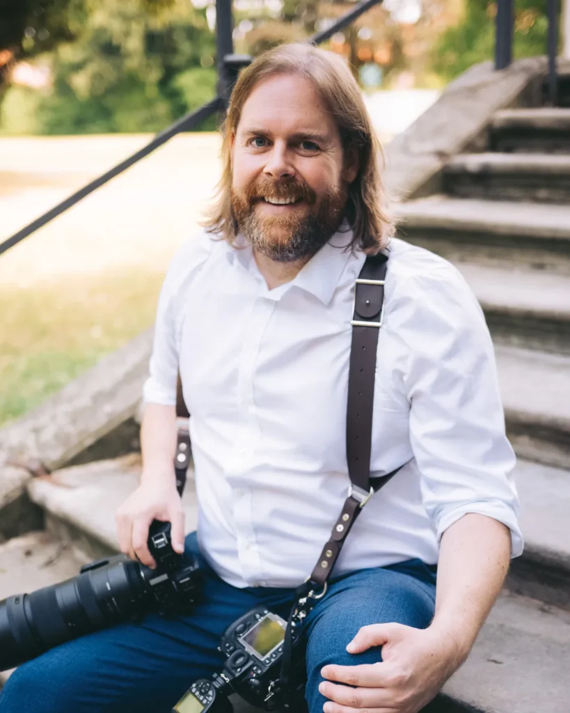 Portrait von Hochzeitsfotograf Marc Achilles aus Wolfsburg auf einer Treppe vor dem Standesamt in Fallersleben
