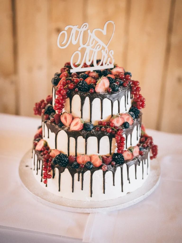 Eine liebevoll dekorierte Hochzeitstorte während einer Hochzeitsfeier im FarmInn nahe Wittingen.