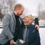 Hochzeitspaar Mikail und Uwe bei einem Fotoshooting im Schnee am Schloss Wolfsburg
