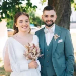 Brautpaar Darleen und Soeren posiert für den Hochzeitsfotografen vor der Trauung unter einem Baum