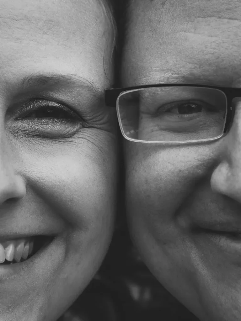 Nahaufnahme zweier Gesichtshälften eines Brautpaares