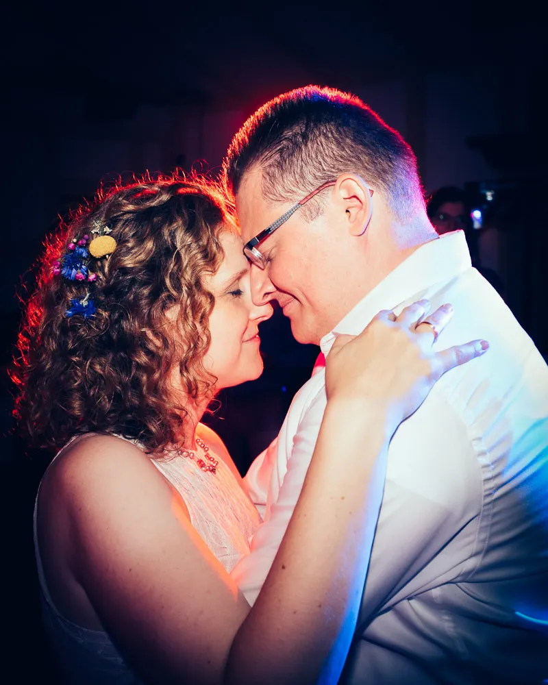 Verliebtes Brautpaar während des Hochzeitstanzes auf der Tanzfläche