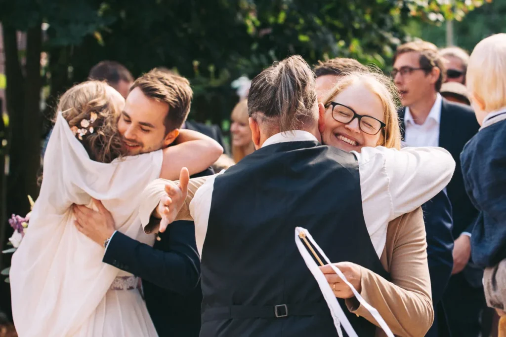 Gratulation von Hochzeitsgästen beim Empfang am FarmInn Wittingen