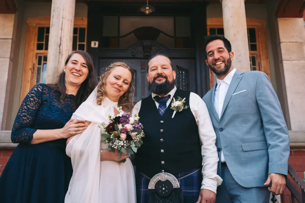 Brautpaar mit Gästen bei ihrer Hochzeit im FarmInn Wittingen