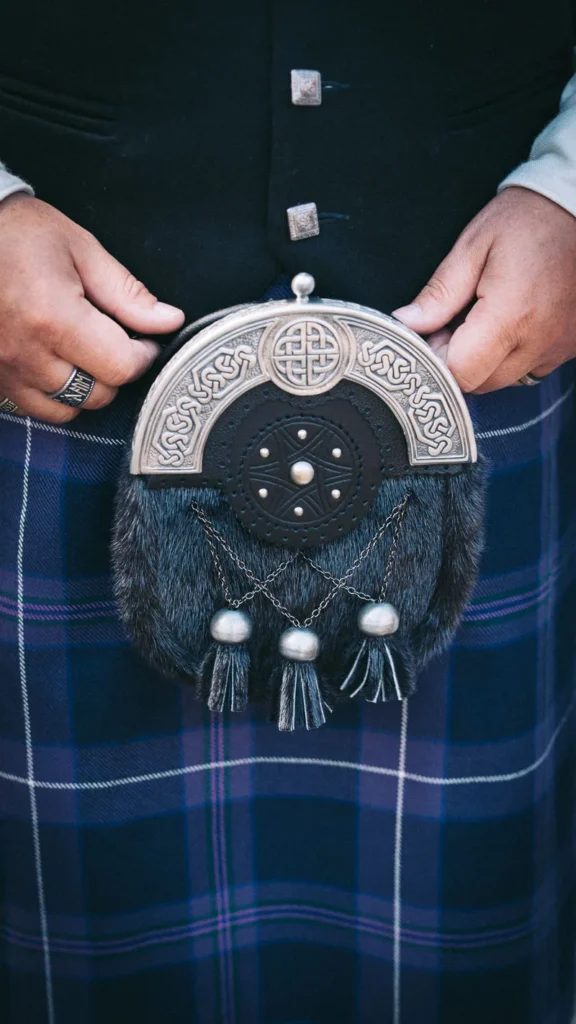 Detailaufnahme des Kiltschmucks des Bräutigams bei einer Hochzeitsfeier im FarmInn Wittingen