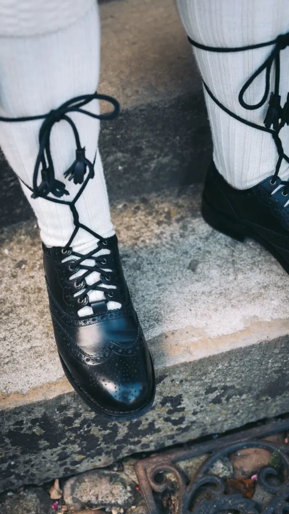 Detailaufnahme der Schuhe des Bräutigams bei einer Hochzeitsfeier im FarmInn Wittingen