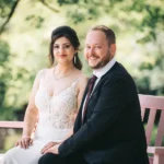 Brautpaar Rosa und David auf einer Parkbank am Schloss Wolfsburg