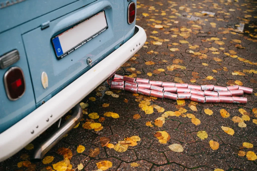 Dosen hängen an einem alten VW Bus bei einer Hochzeit im Schloss Fallersleben in Wolfsburg