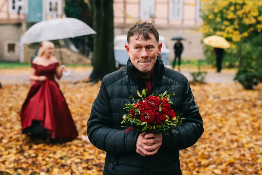 Brautpaar beim First Look vor der Hochzeit im Schloss Fallersleben in Wolfsburg