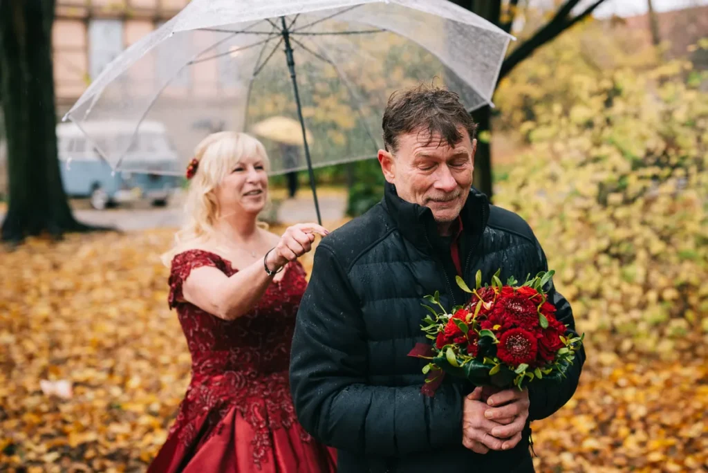 Brautpaar beim First Look vor der Hochzeit im Schloss Fallersleben in Wolfsburg