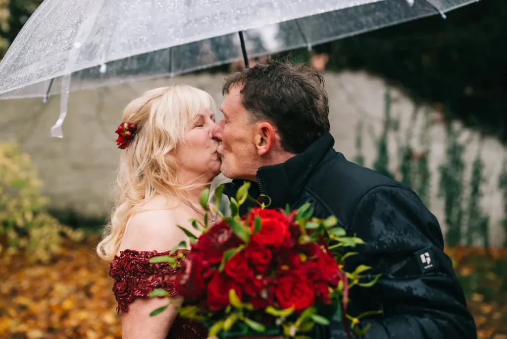 Brautpaar beim First Look vor der Hochzeit im Schloss Fallersleben in Wolfsburg