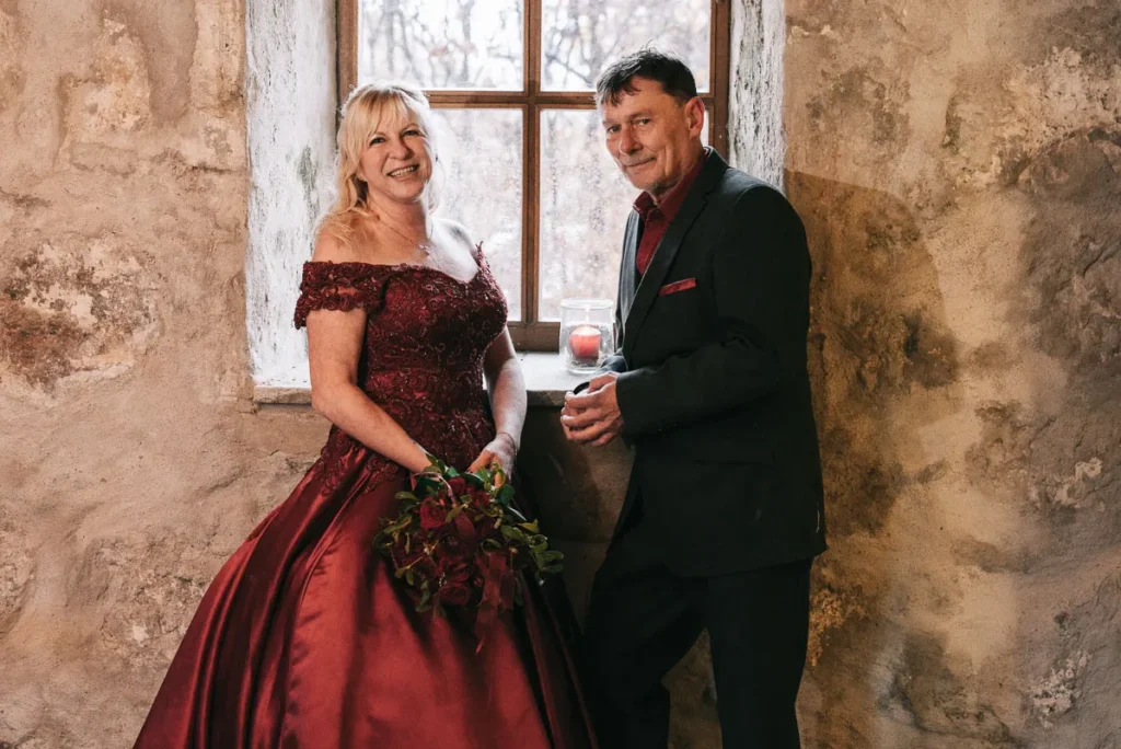 Brautpaar beim Paarshooting in der Mühle in Tappenbeck