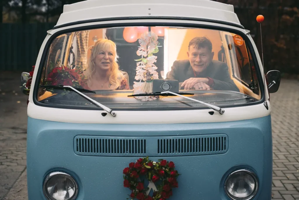 Brautpaar beim Paarshooting mit einem alten VW Bus an der Mühle in Tappenbeck