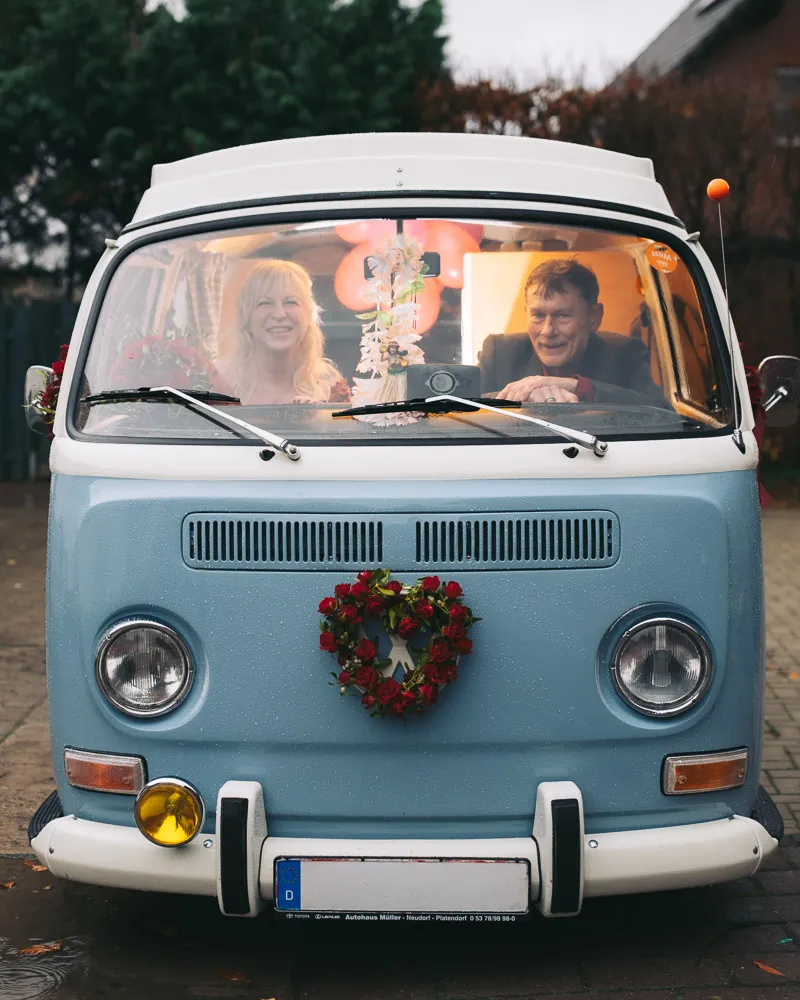 Brautpaar beim Paarshooting mit einem alten VW Bus an der Mühle in Tappenbeck