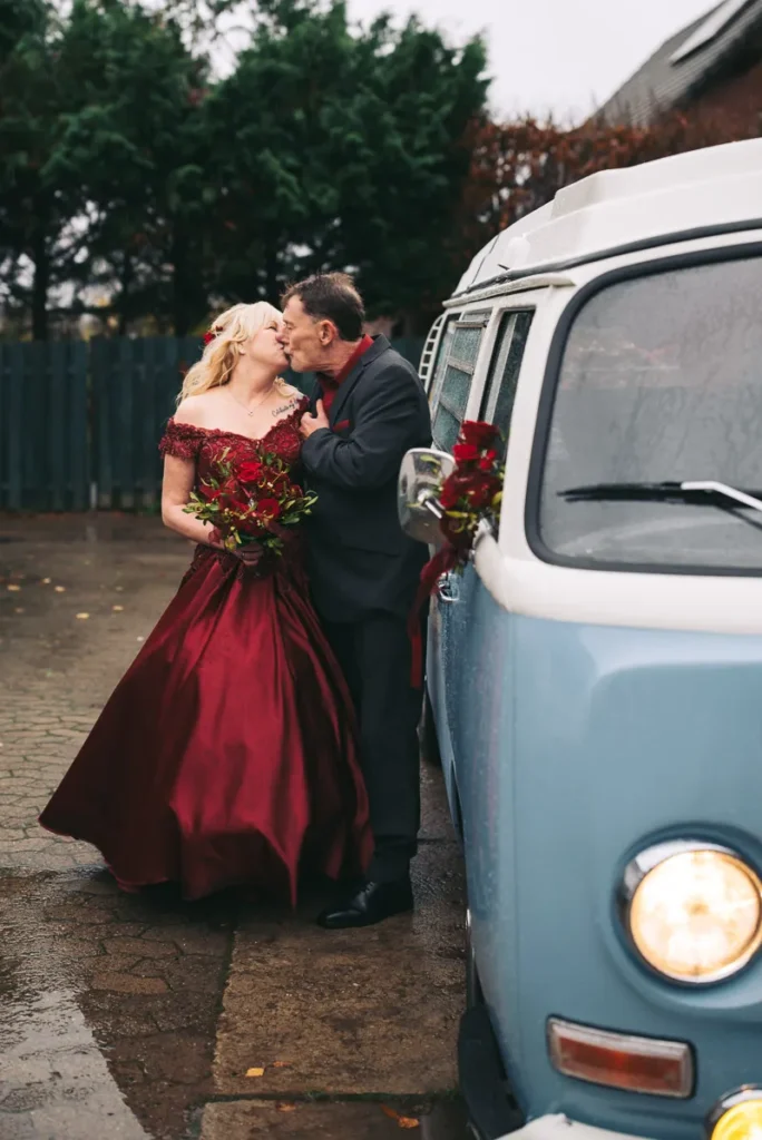 Brautpaar beim Paarshooting mit einem alten VW Bus an der Mühle in Tappenbeck