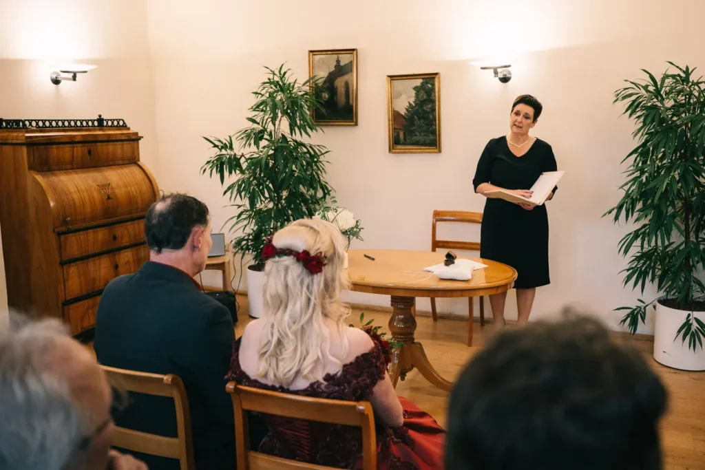 Brautpaar mit Standesbeamtin bei der Trauung im Schloss Fallersleben in Wolfsburg