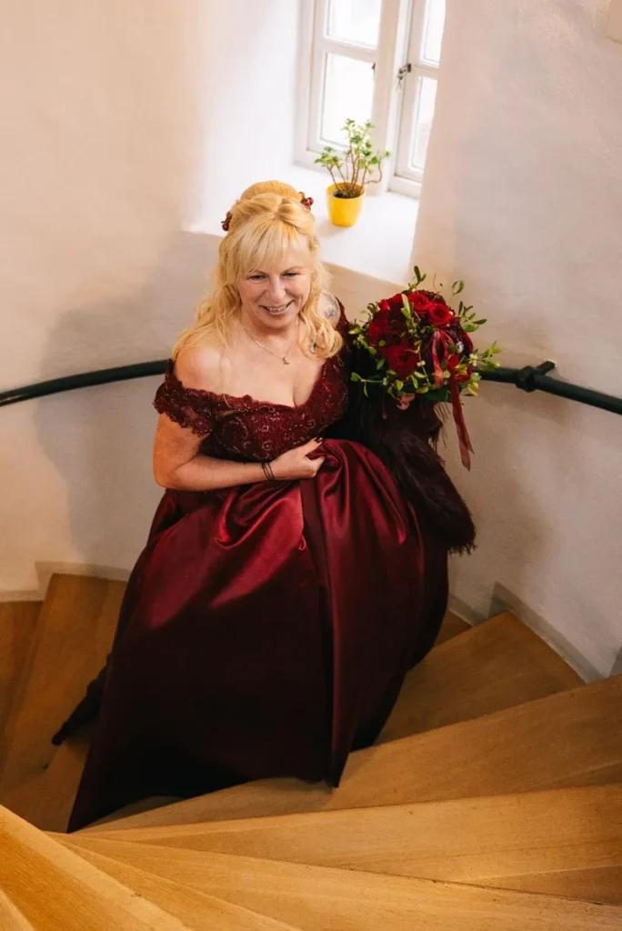 Die Braut schreitet vor ihrer Hochzeit im Schloss Fallersleben in Wolfsburg die Treppe hinauf