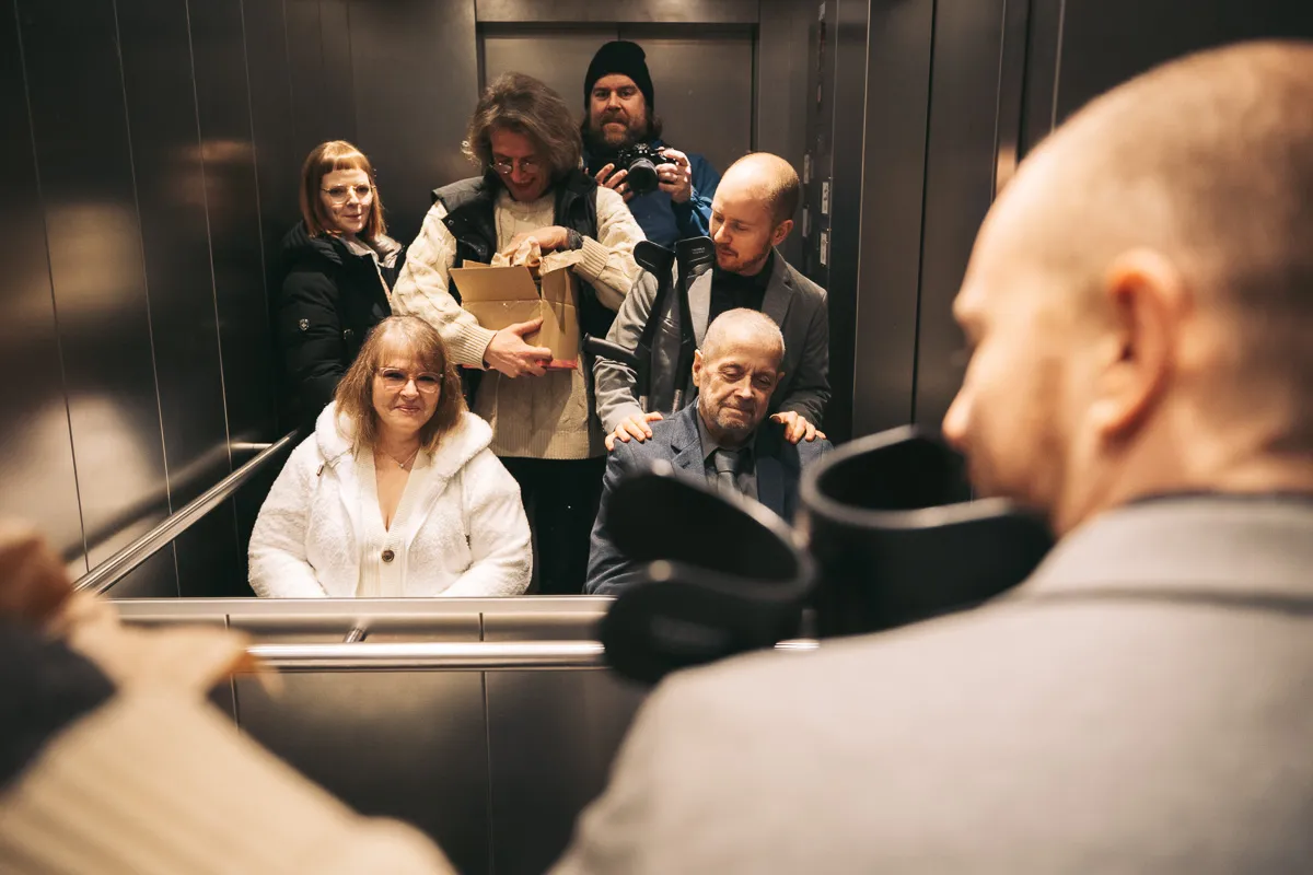 Selfie mit Hochzeitsfotograf nach der Trauung im Schloss Wolfsburg