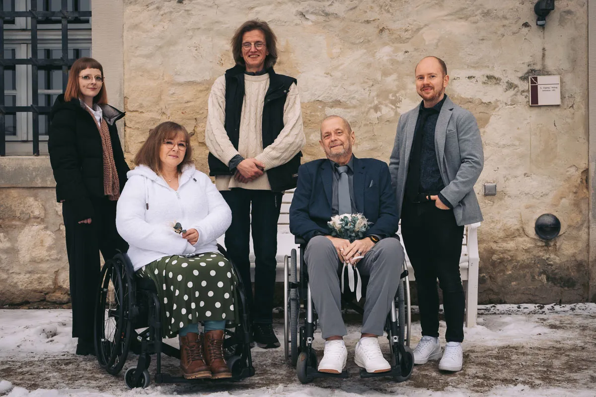 Gruppenfoto nach der Trauung im Schloss Wolfsburg