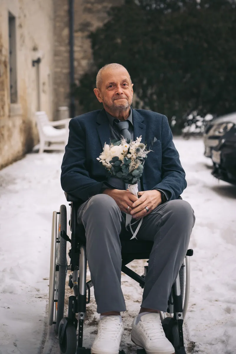 Bräutigam im Rollstuhl nach der Hochzeit im Schloss Wolfsburg