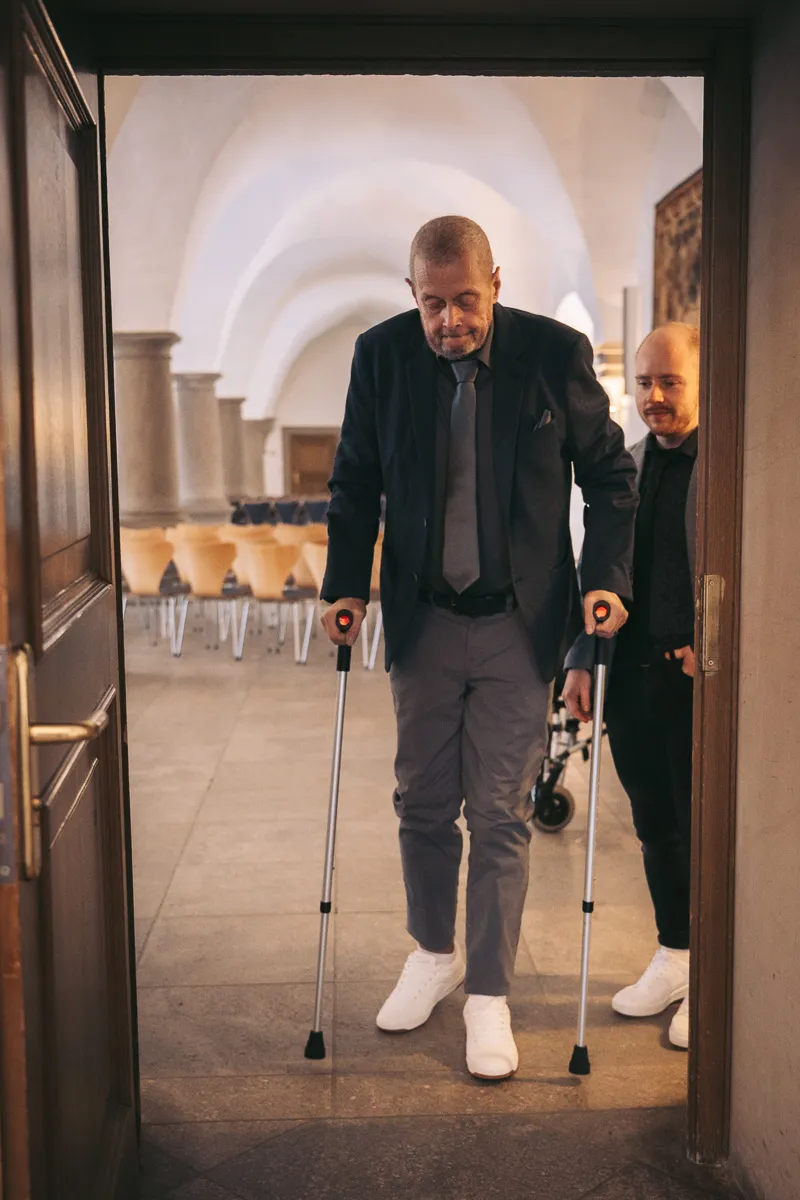 Zwei Bräutigame kurz vor ihrer Trauung im Wolfsburger Schloss. Der ältere der beiden geht auf Gehhilfen in das Trauzimmer.