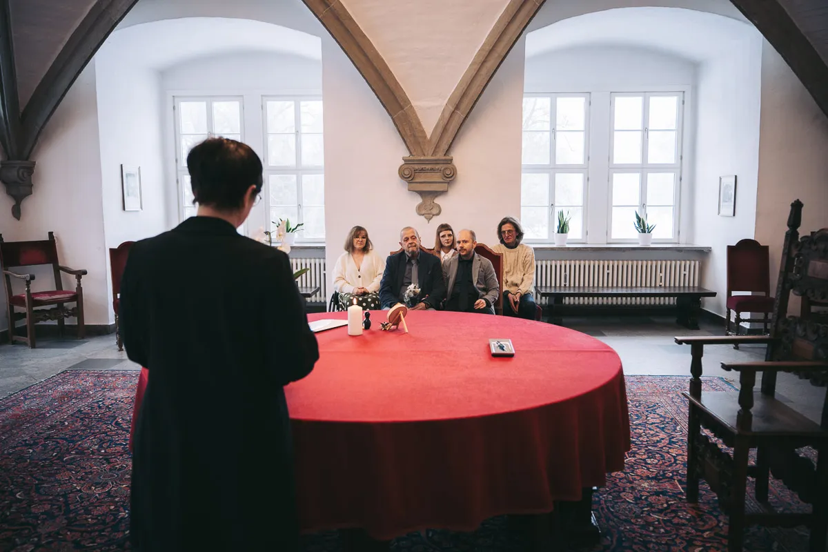 Kleine Hohchzeitsgesellschaft während der Trauung im Schloss Wolfsburg, Totale des Trauzimmers