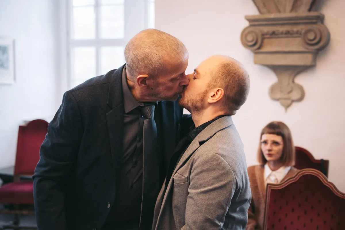 Zwei Bräutigame während der Trauung im Schloss Wolfsburg