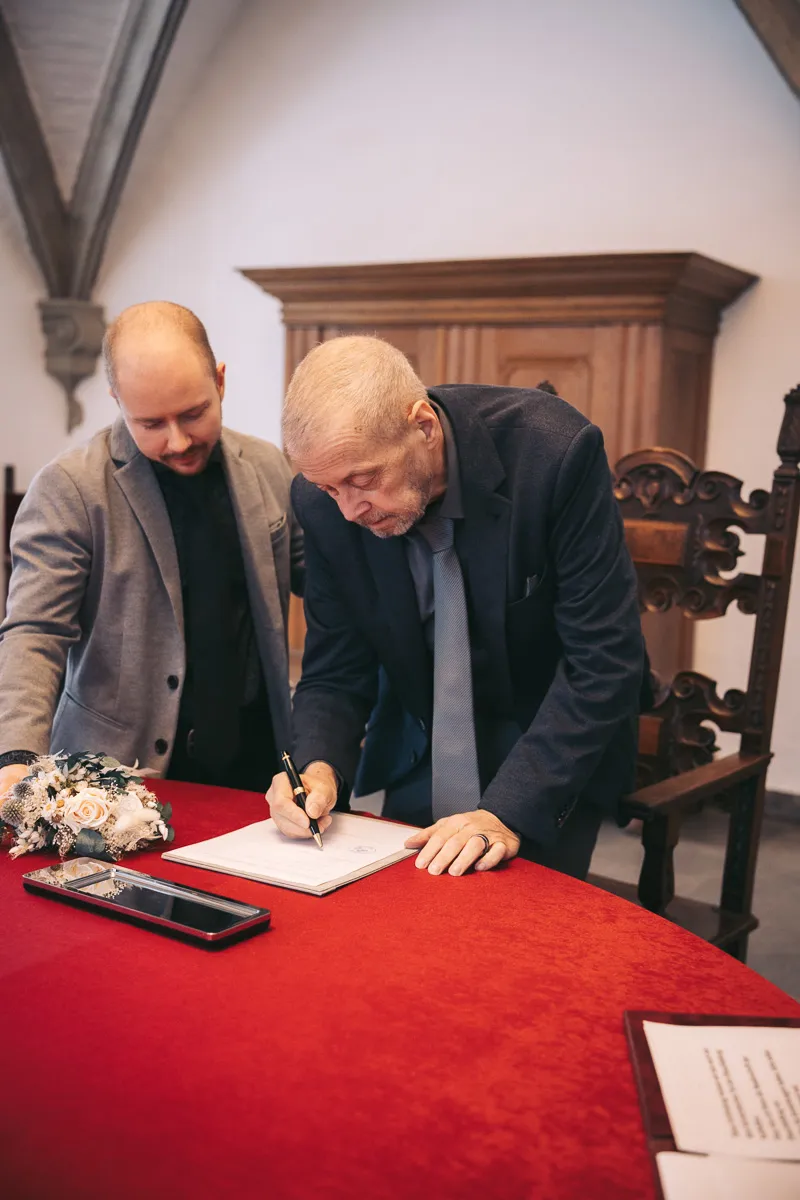 Zwei Bräutigame während der Trauung im Schloss Wolfsburg