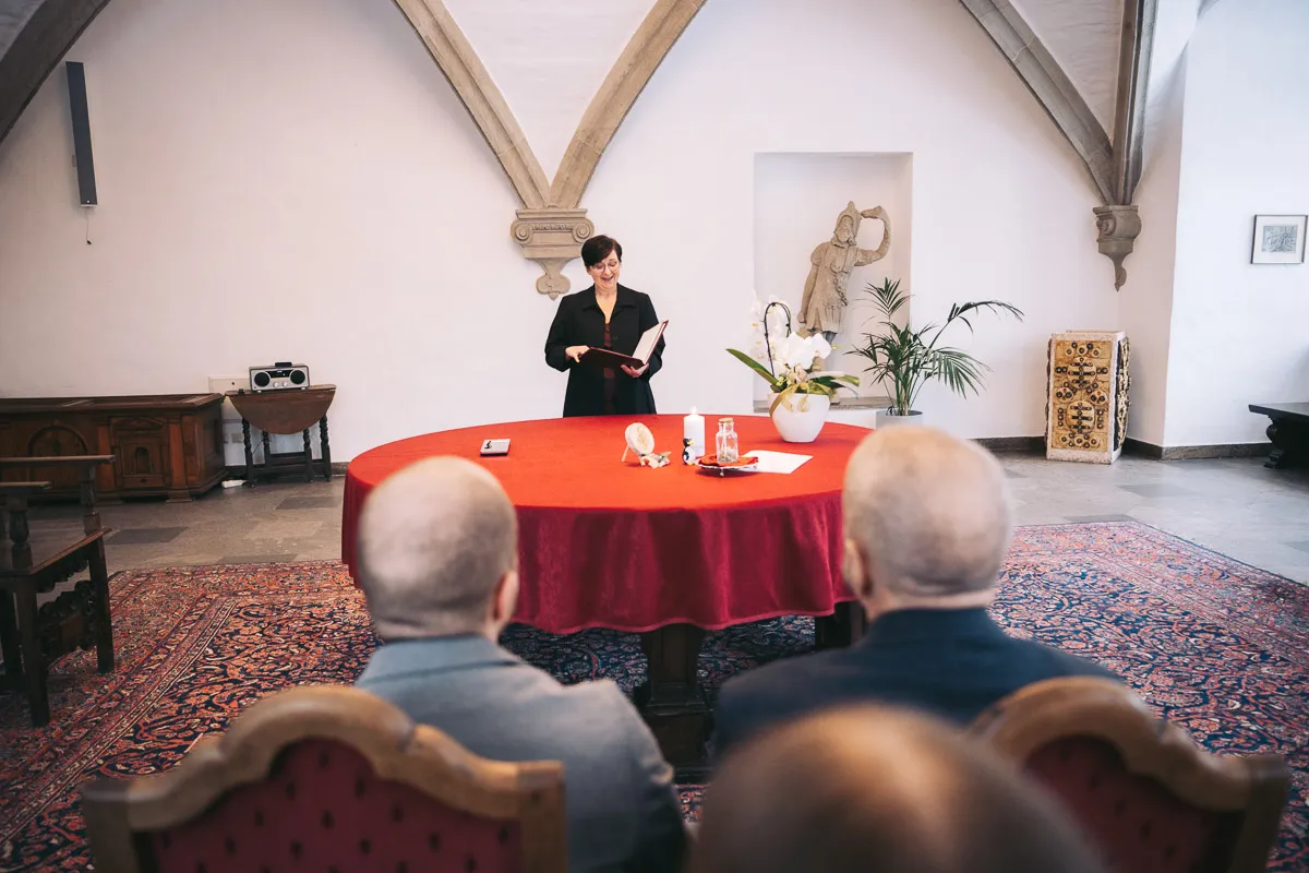 Standesbeamtin während der Trauung im Schloss Wolfsburg
