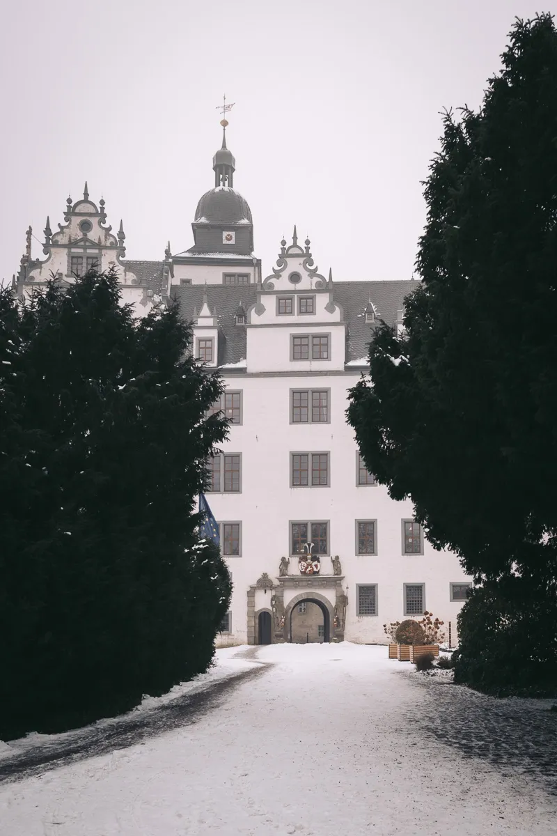 Schloss Wolfsburg im Schnee