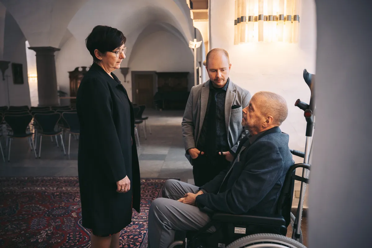Zwei Bräutigame besprechen sich vor ihrer Trauung im Wolfsburger Schloss mit der Standesbeamtin.